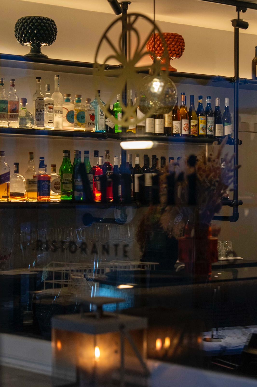 Flessen achter de bar — Amùri Antwerpen