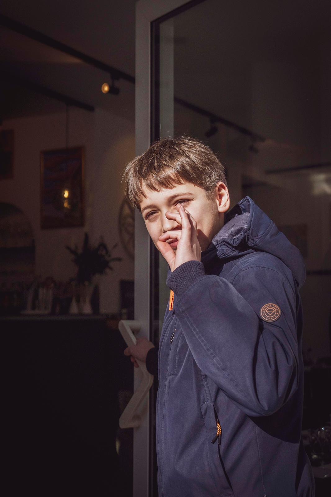 Jonge gast in het restaurant — Amùri Antwerpen