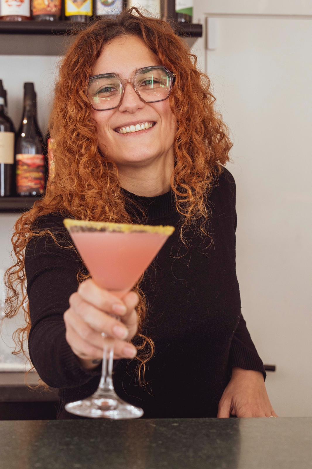 Laura serveert cocktails — Amùri Antwerpen