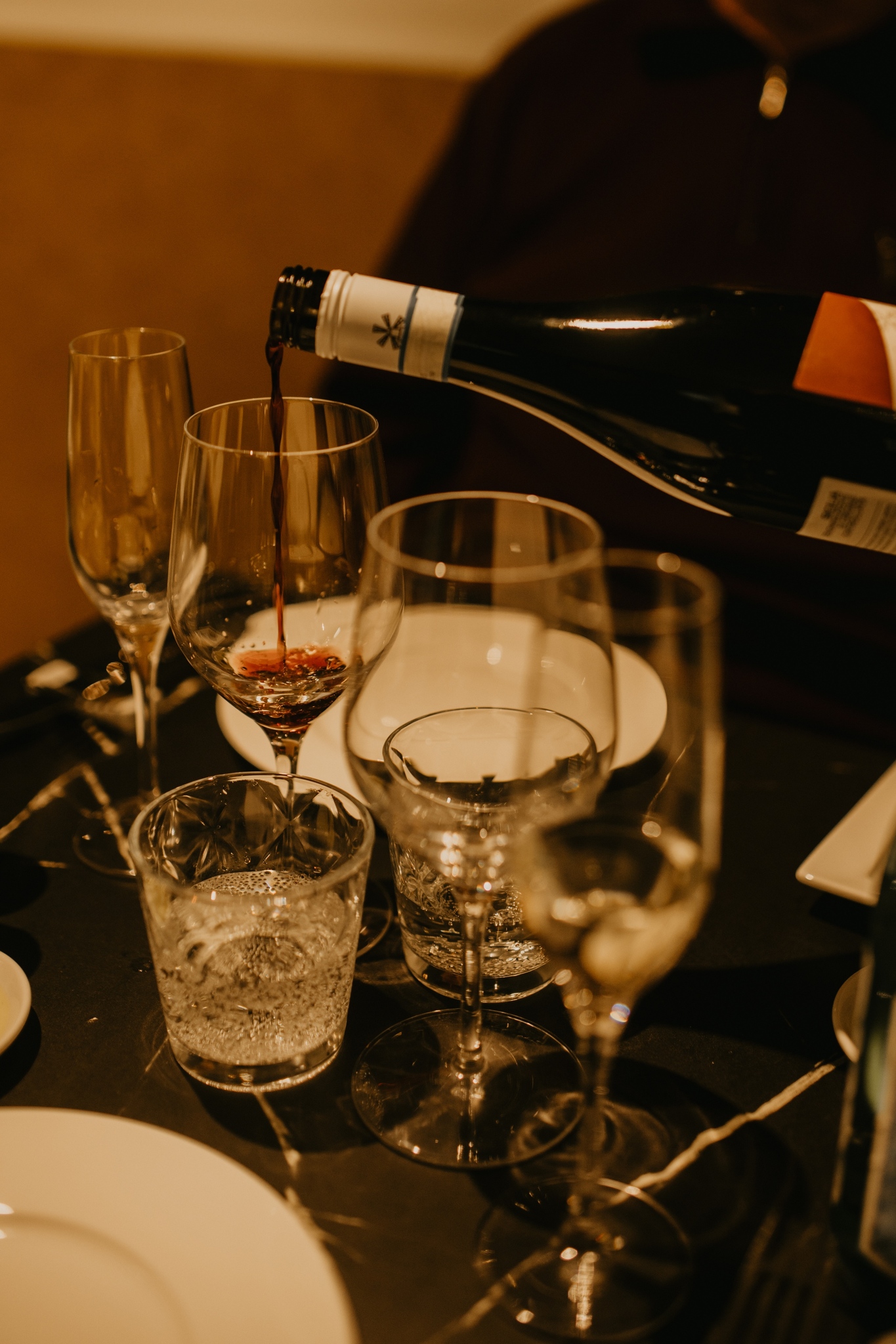 Wijnservice in het restaurant — Amùri Antwerpen