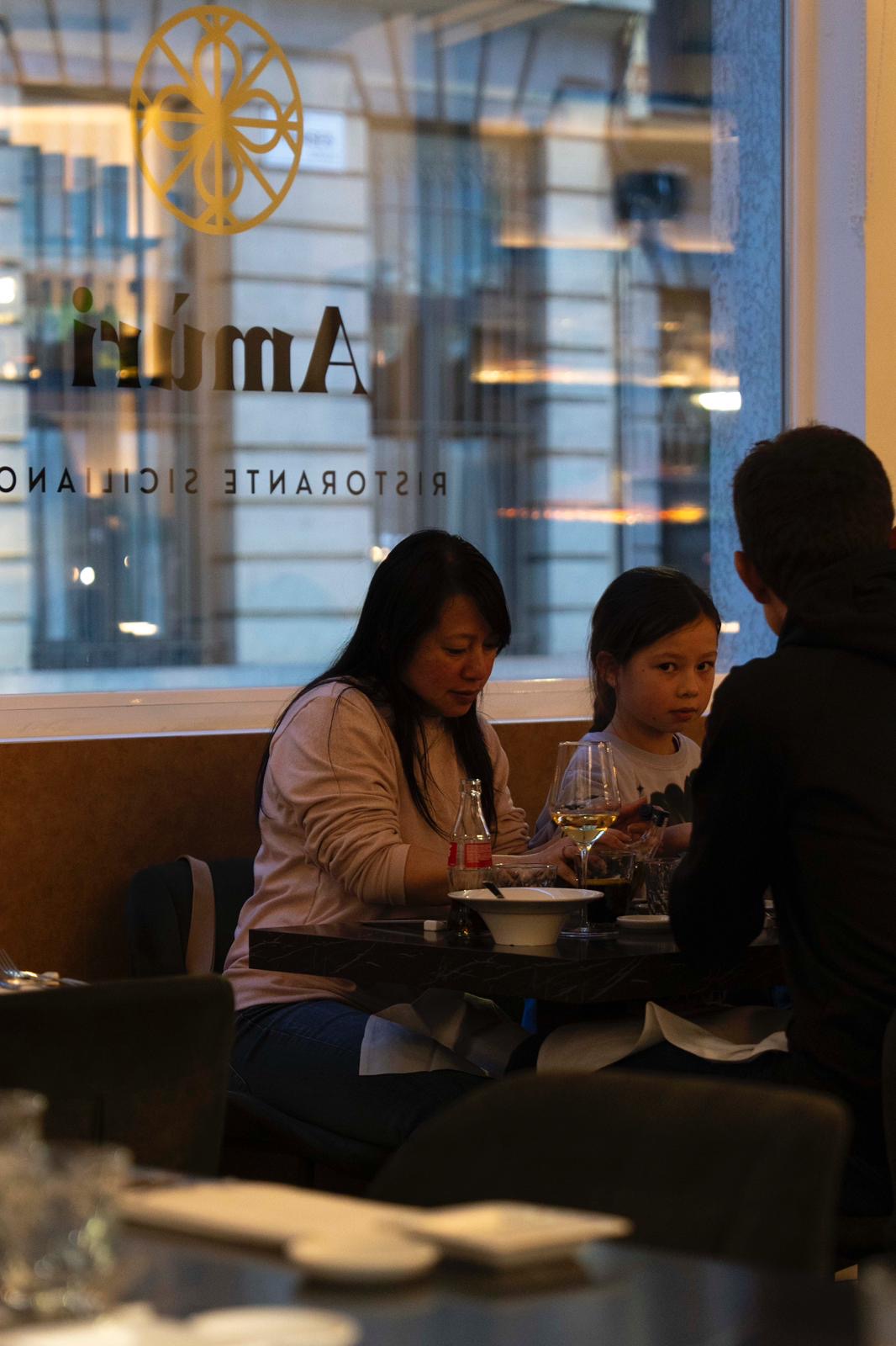 Familie aan tafel — Amùri Antwerpen